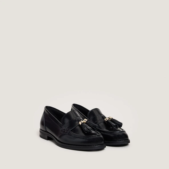 Tassel Loafers in shiny black leather | NELLOU