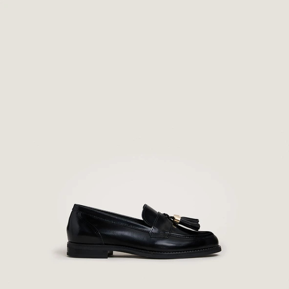 Tassel Loafers in shiny black leather | NELLOU