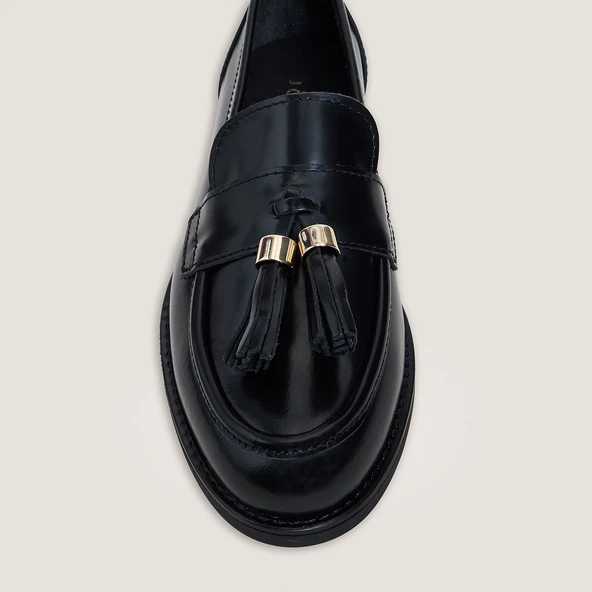 Tassel Loafers in shiny black leather | NELLOU