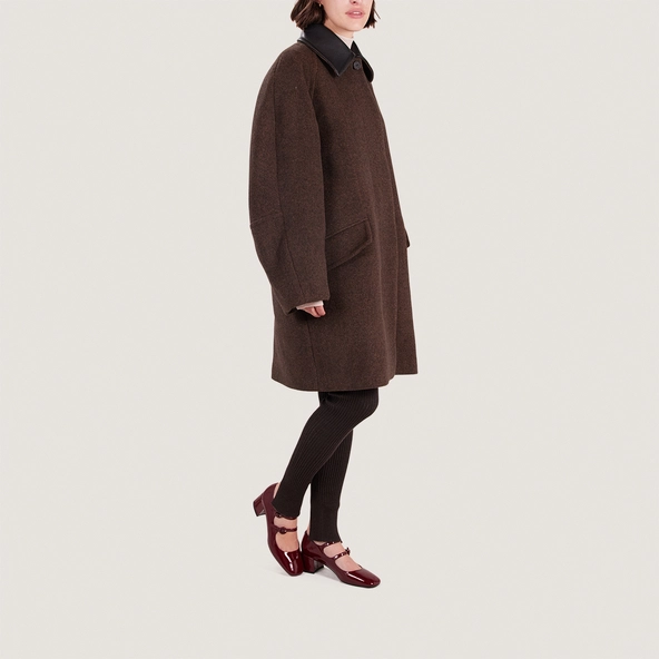Mary Janes with double straps and rounded toe in burgundy patent leather | DELOU