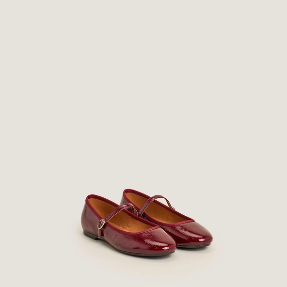 Ballet flats with straps in pleated marroon patent leather | DOUCEUR