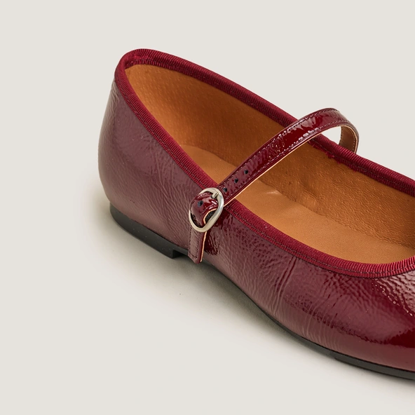 Ballet flats with straps in pleated marroon patent leather | DOUCEUR