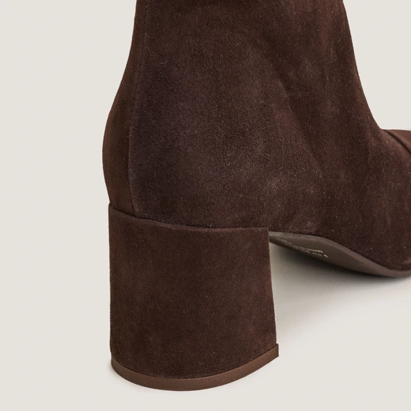 Heeled ankle boots in dark brown velvet | DONIAMA