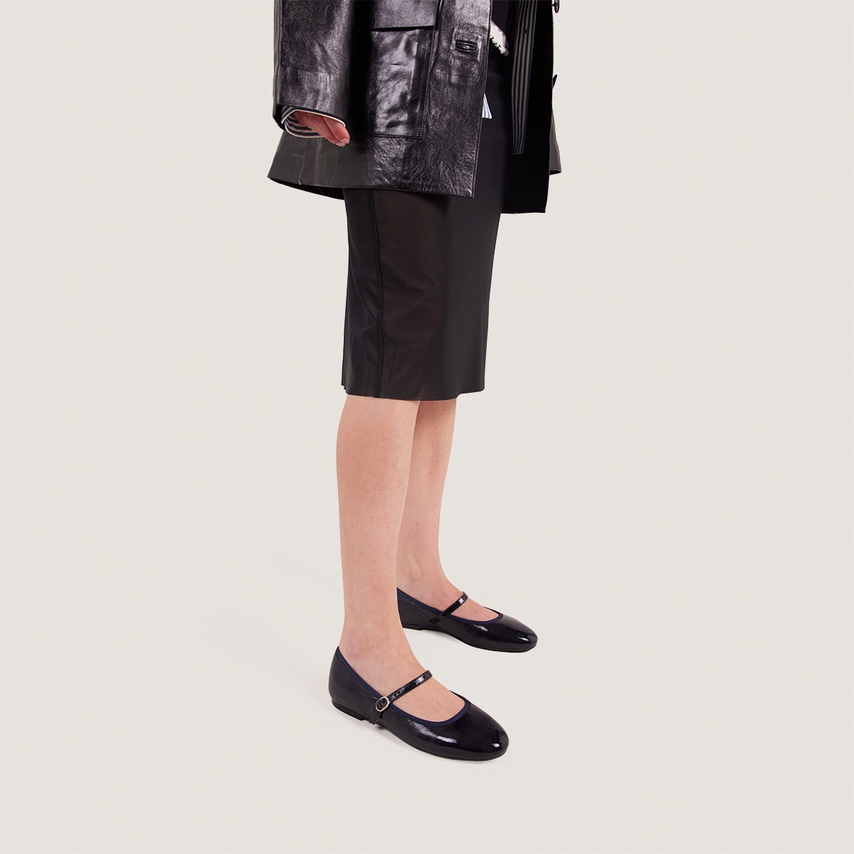 Ballet Flats with Straps in navy pleated patent leather | DOUCEUR