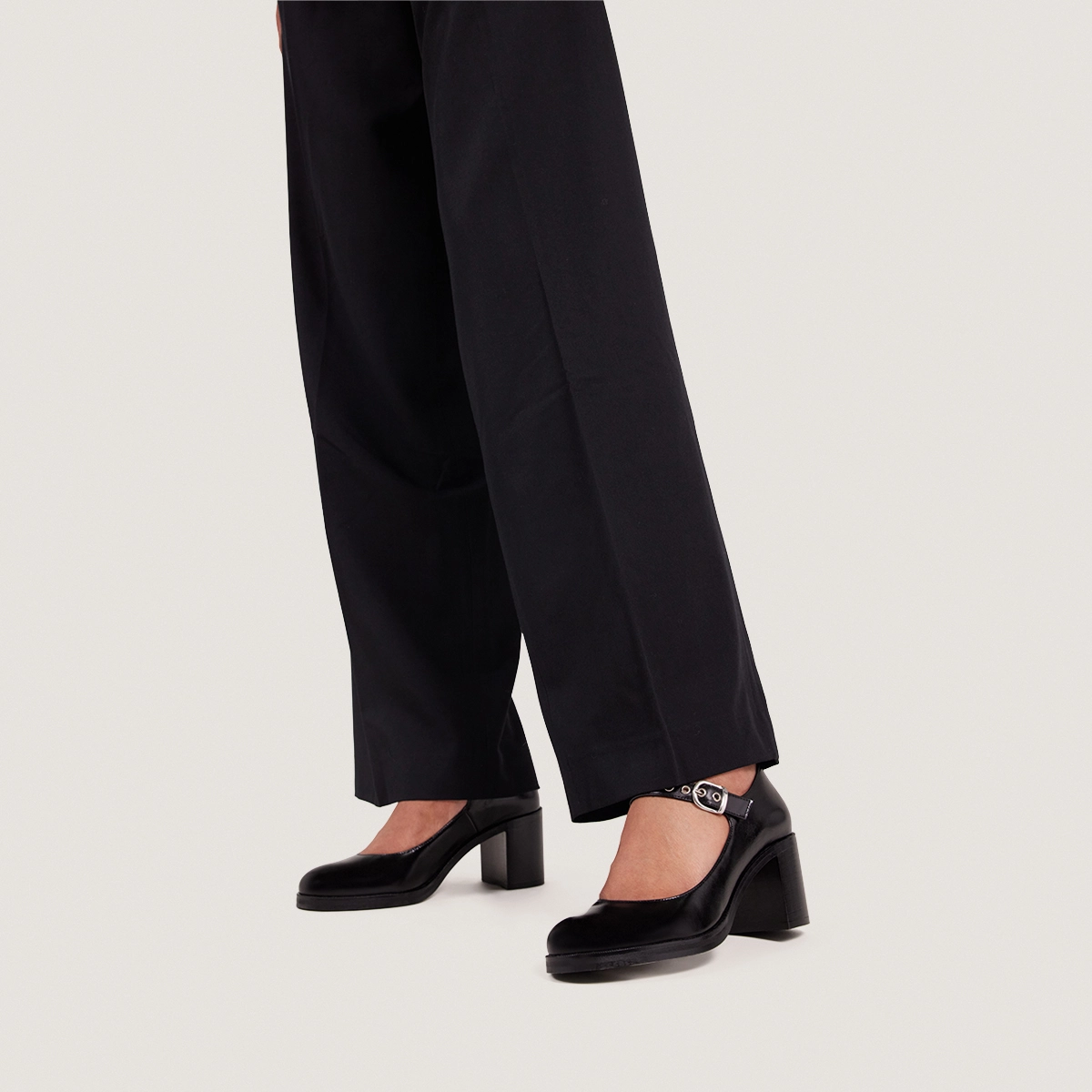 Heeled Babies in black leather | VRENI