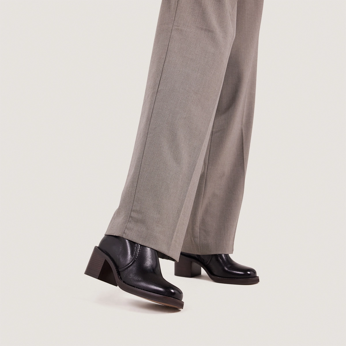 Laminated Heel Booties in aged black leather | BEAUTE