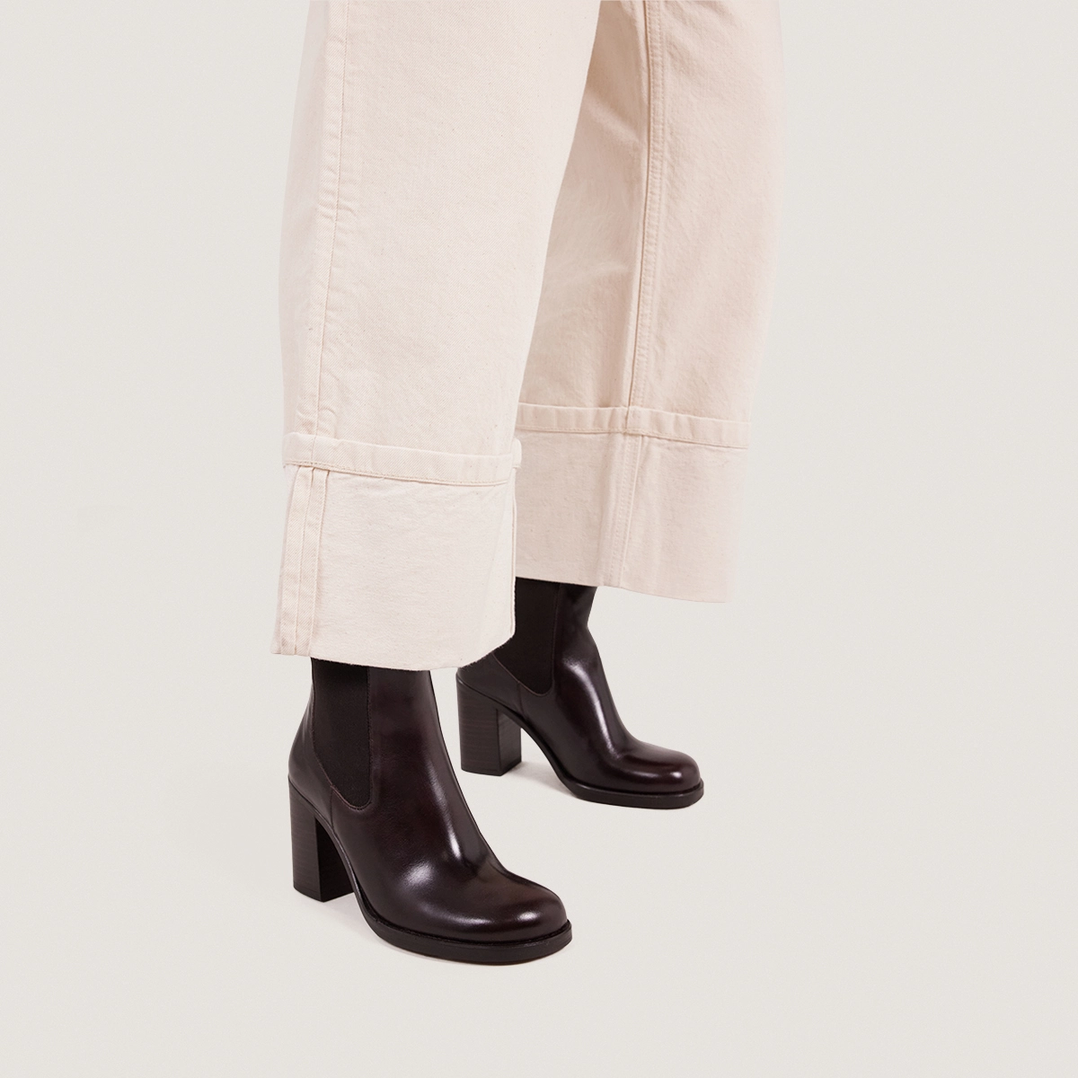 Elastic Booties with Rounded Toes in dark brown leather | BREAK