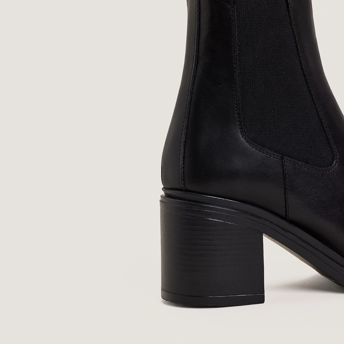 High-heeled boots in black leather | MAYA