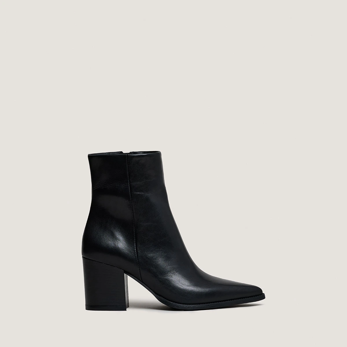 Heeled ankle boots in black leather | PRIDE