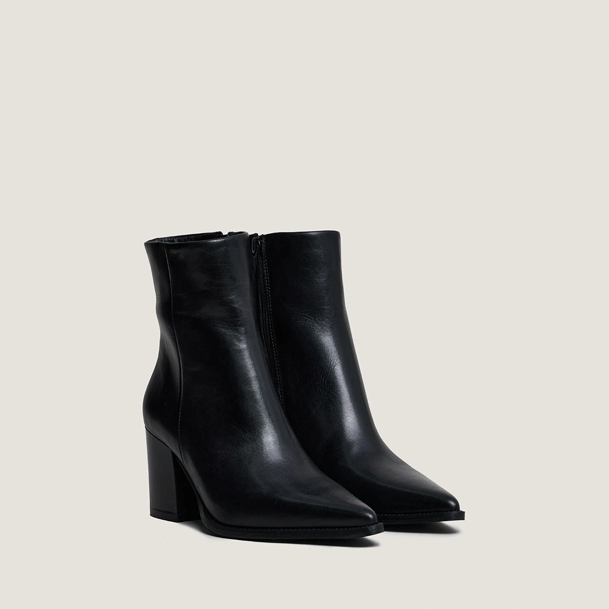 Heeled ankle boots in black leather | PRIDE