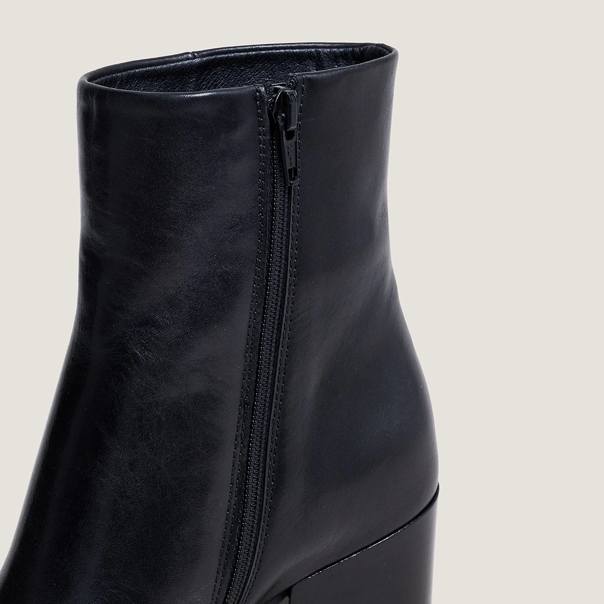 Heeled ankle boots in black leather | PRIDE