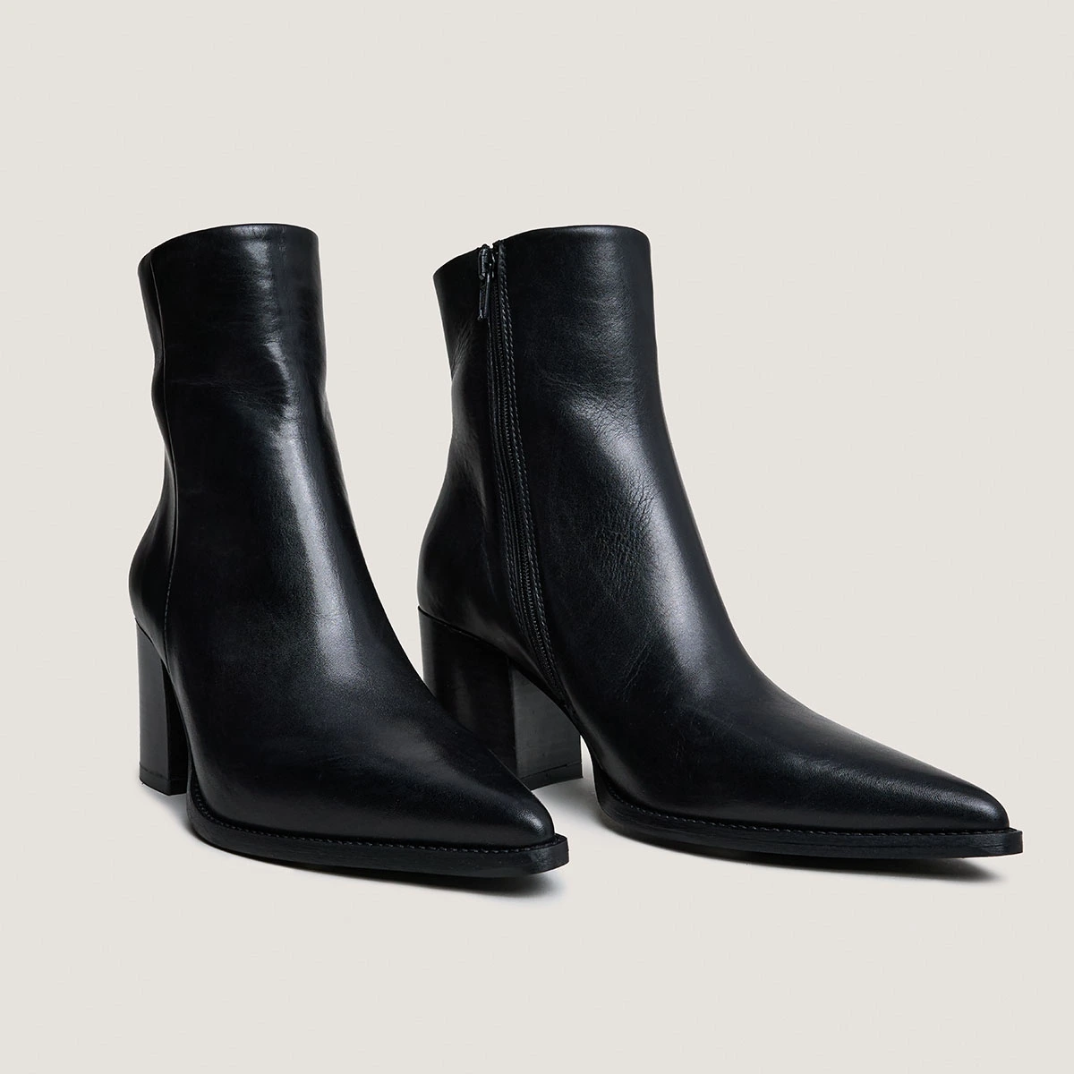 Heeled ankle boots in black leather | PRIDE