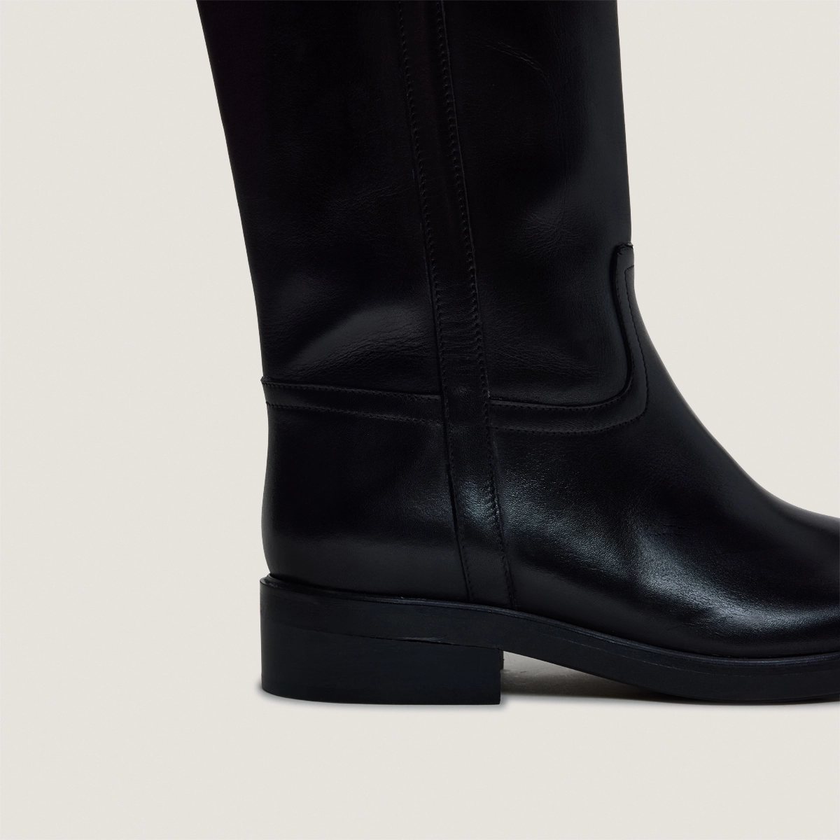 Round-toe boots in black leather | MARGOT