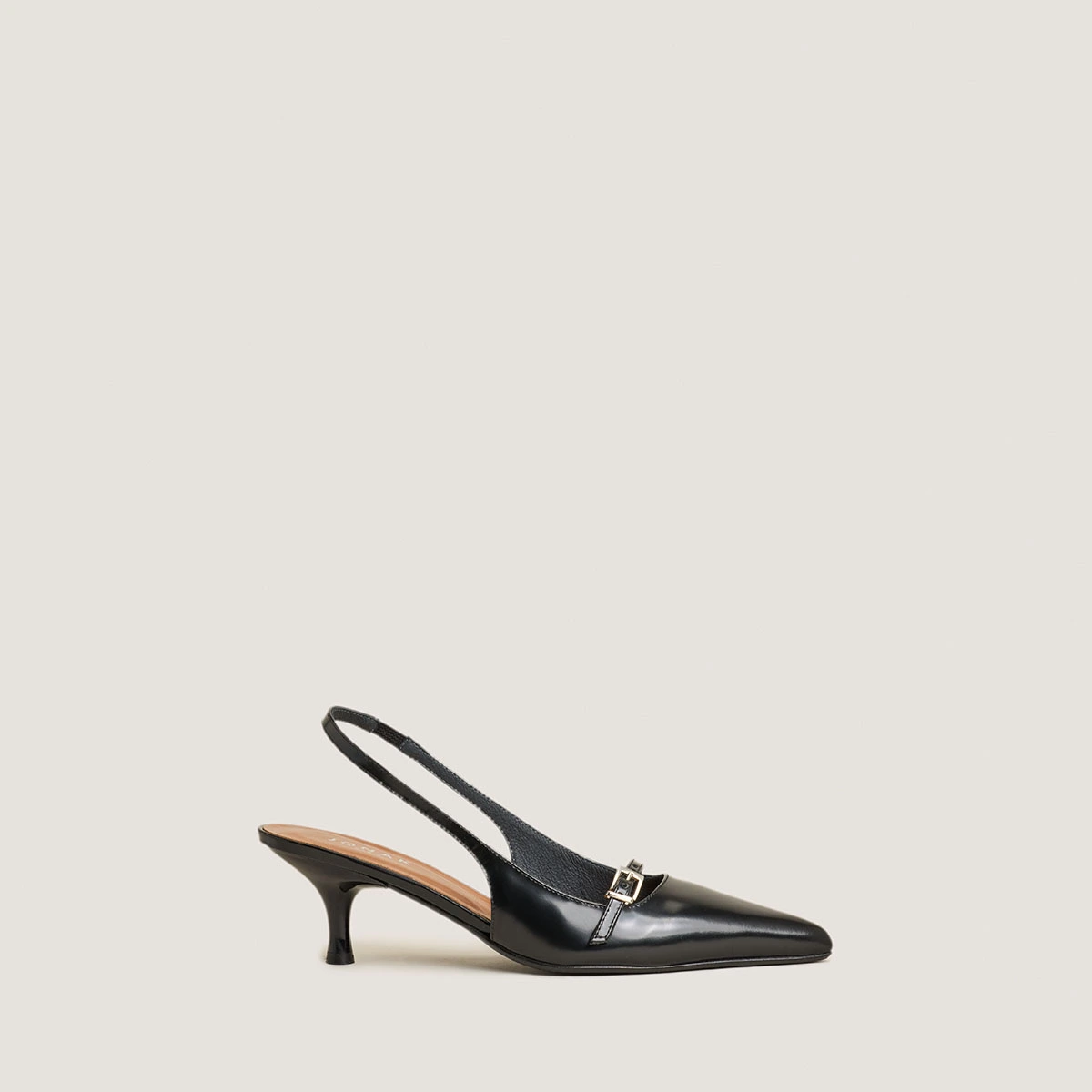Pointed-toe pumps in black glazed leather | DAMOISELLE