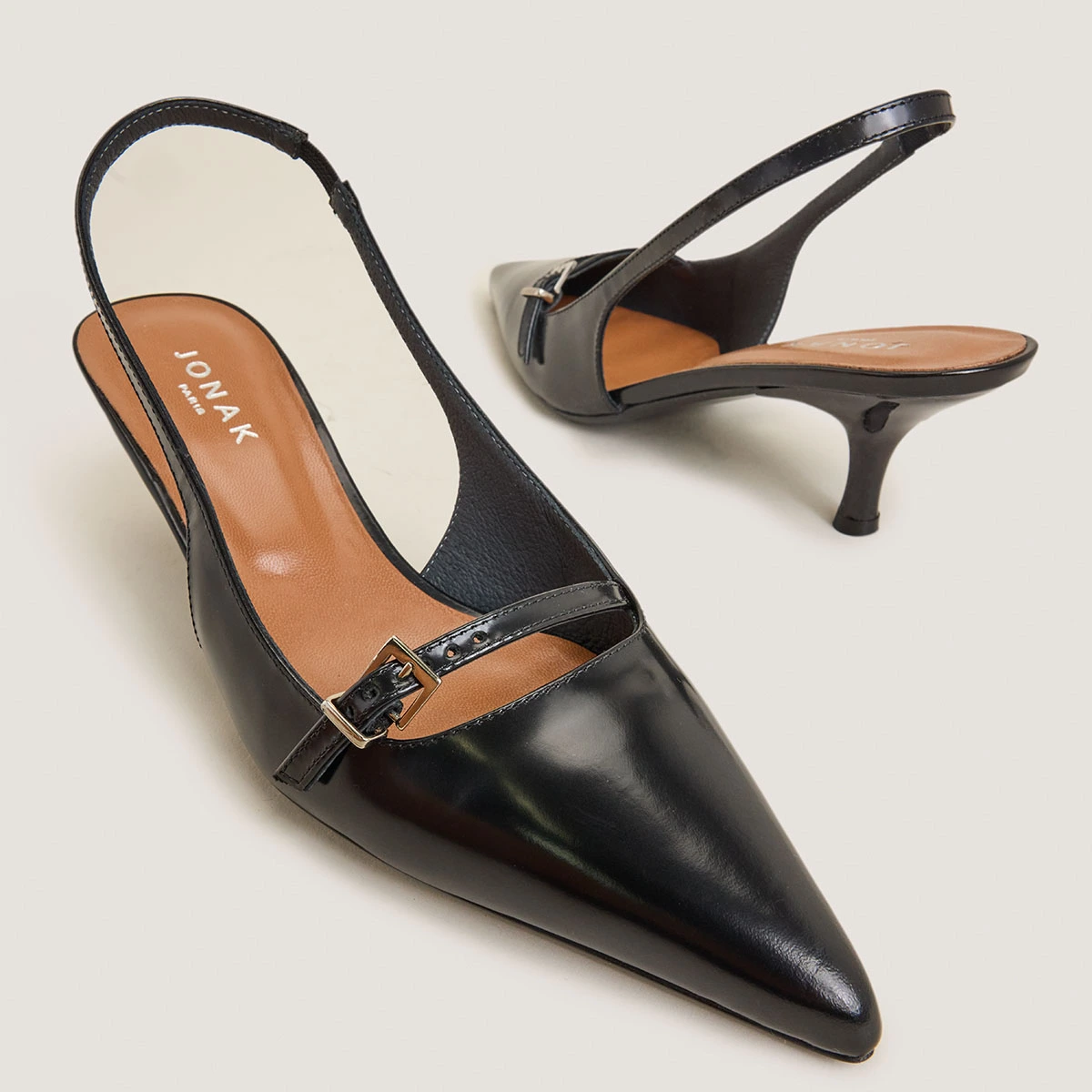 Pointed-toe pumps in black glazed leather | DAMOISELLE