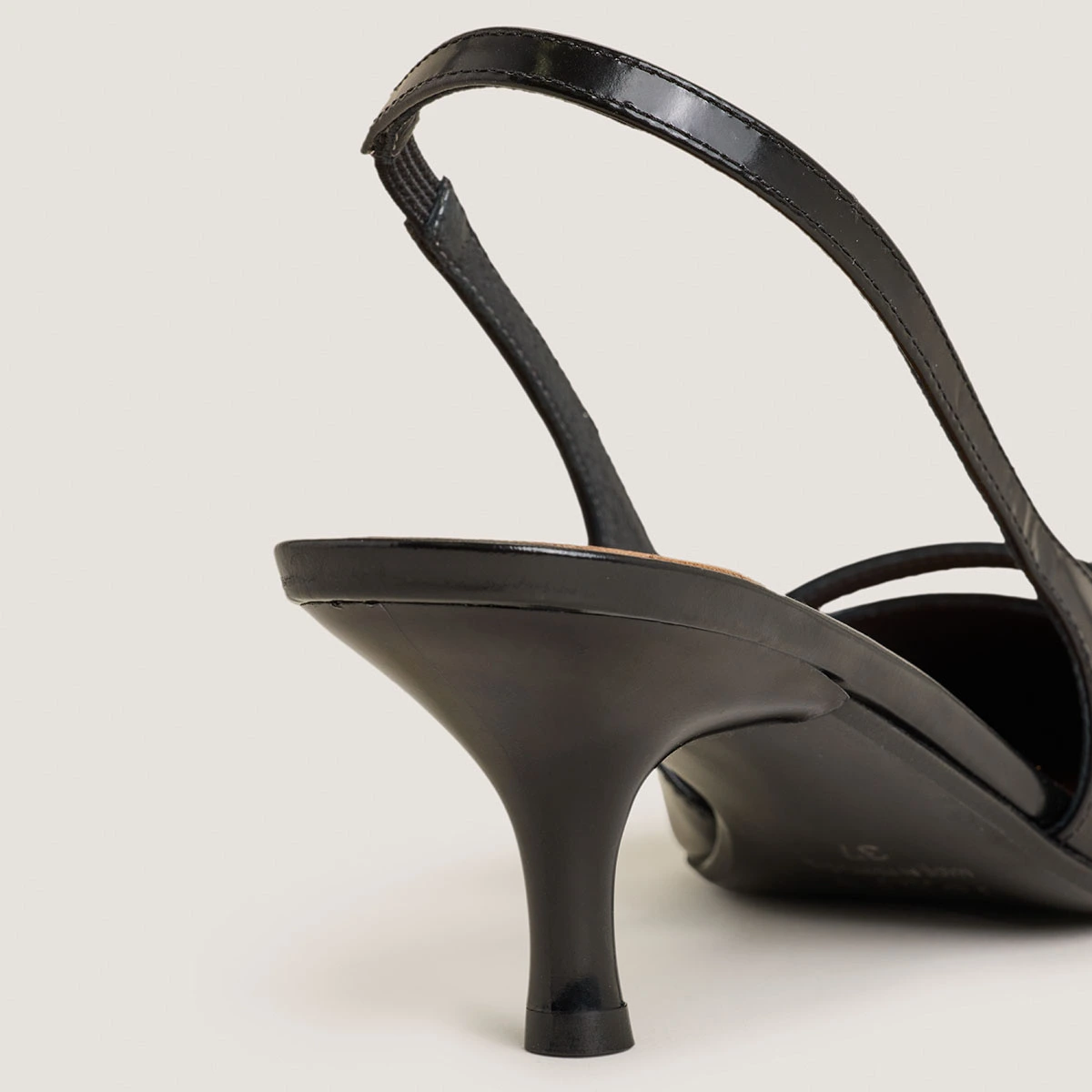 Pointed-toe pumps in black glazed leather | DAMOISELLE
