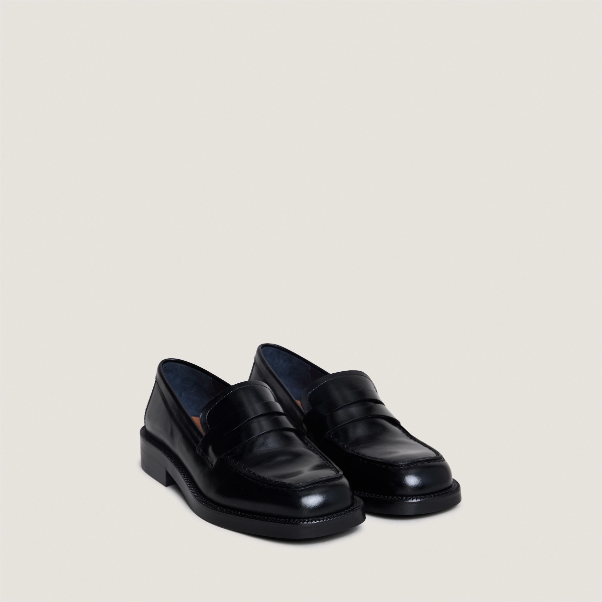 Round-toe loafers in black leather | DEVANN