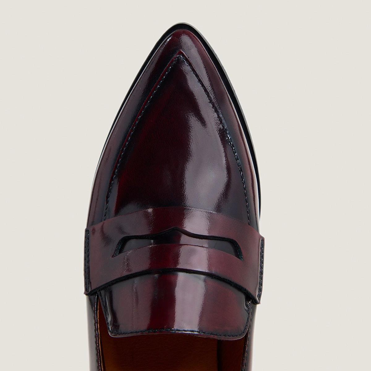 Pointed-toe loafers in burgundy patinated leather | AMIDA