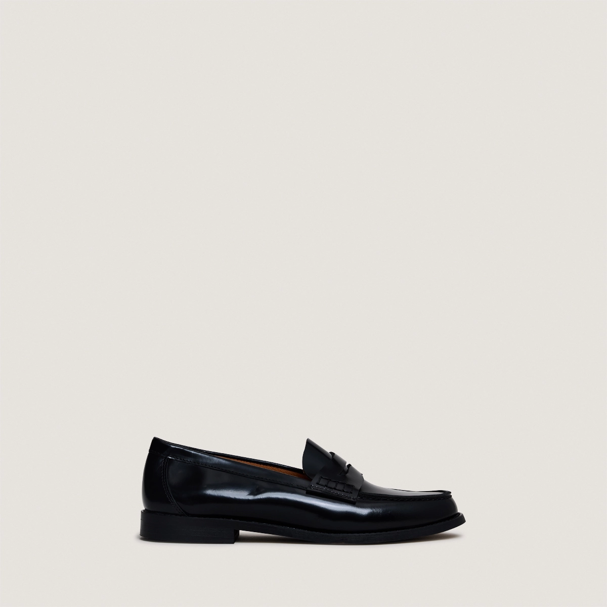 Penny loafers with raised soles in black glazed leather | AUDELYA