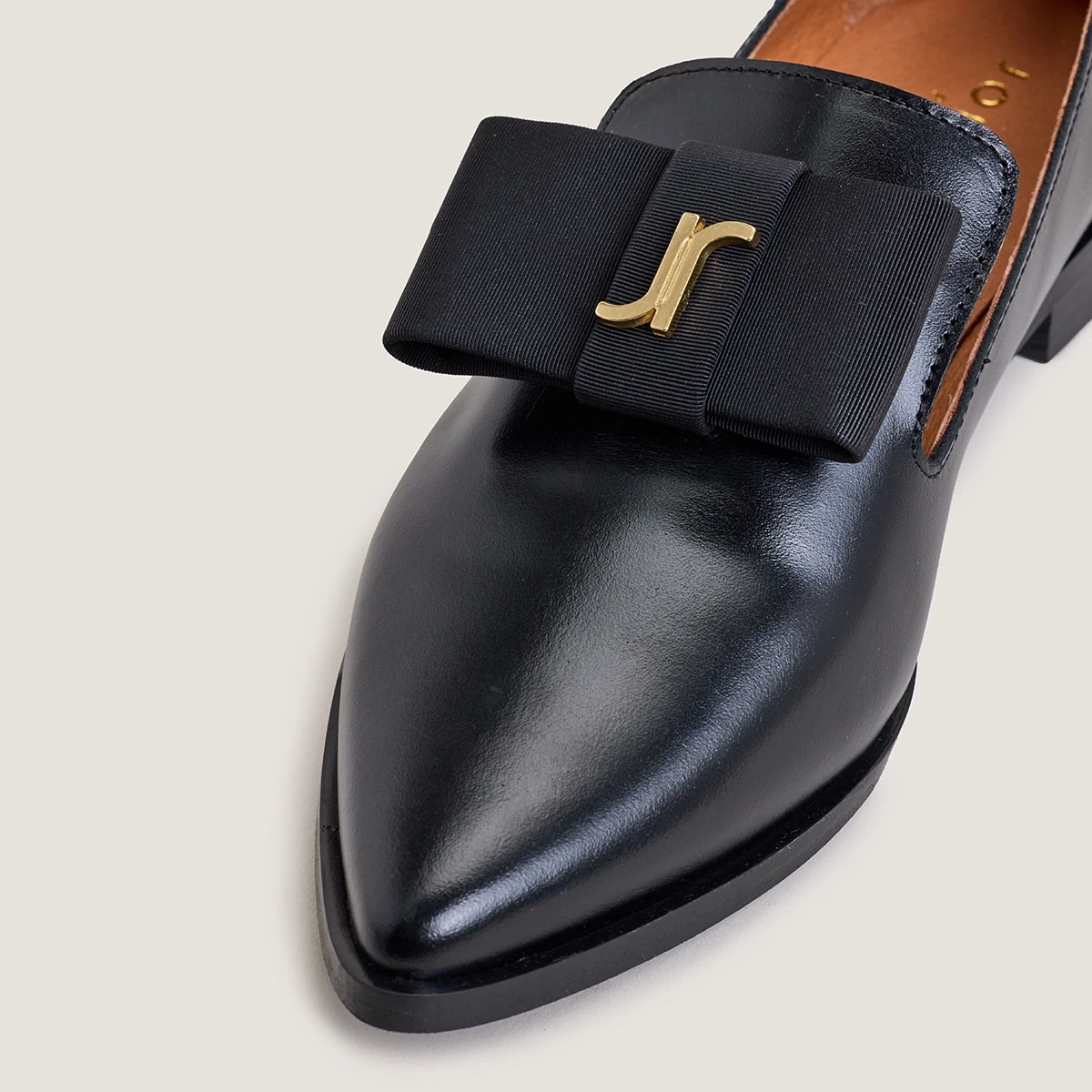 Pointed-toe loafers in black leather | ADOREE
