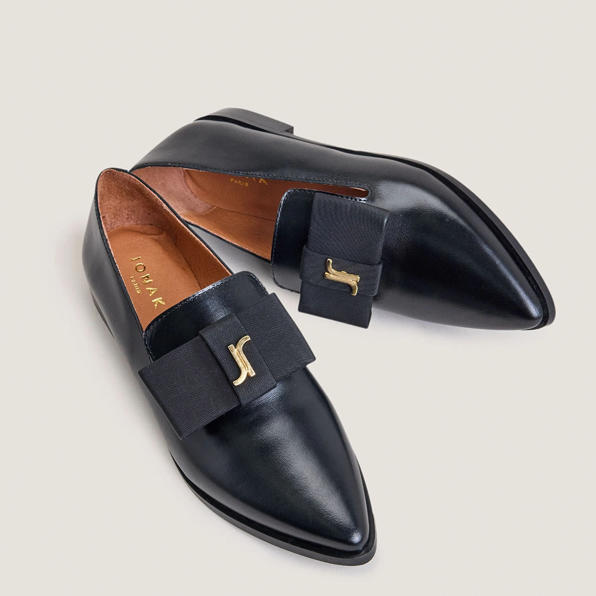 Pointed-toe loafers in black leather | ADOREE