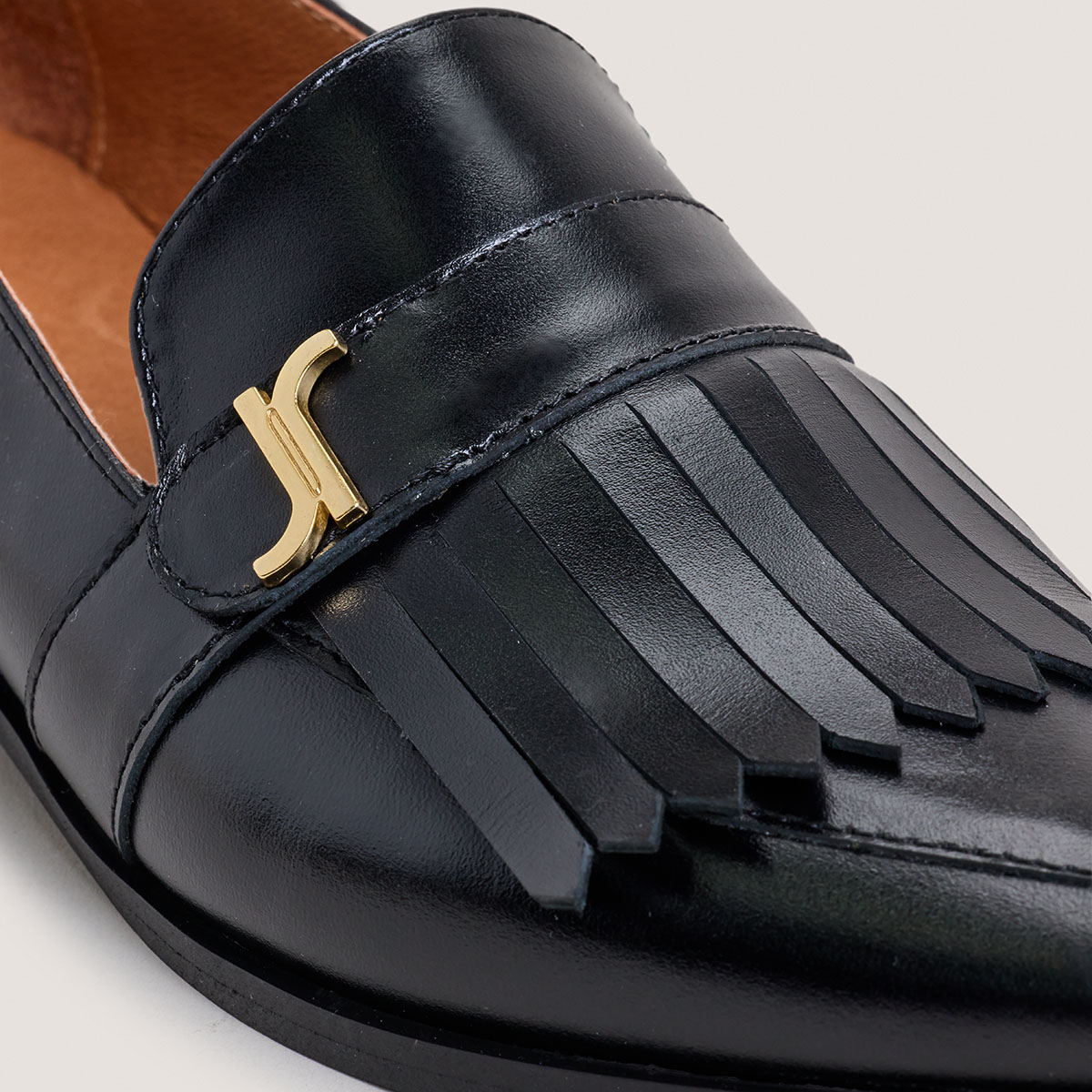 Pointed-toe monogrammed loafers in black leather | ANONYME