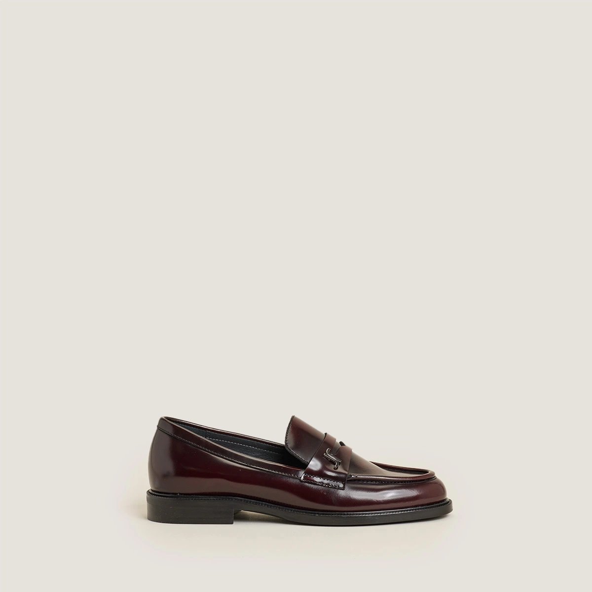 Round-toe monogrammed loafers in burgundy patina leather | DUEDI