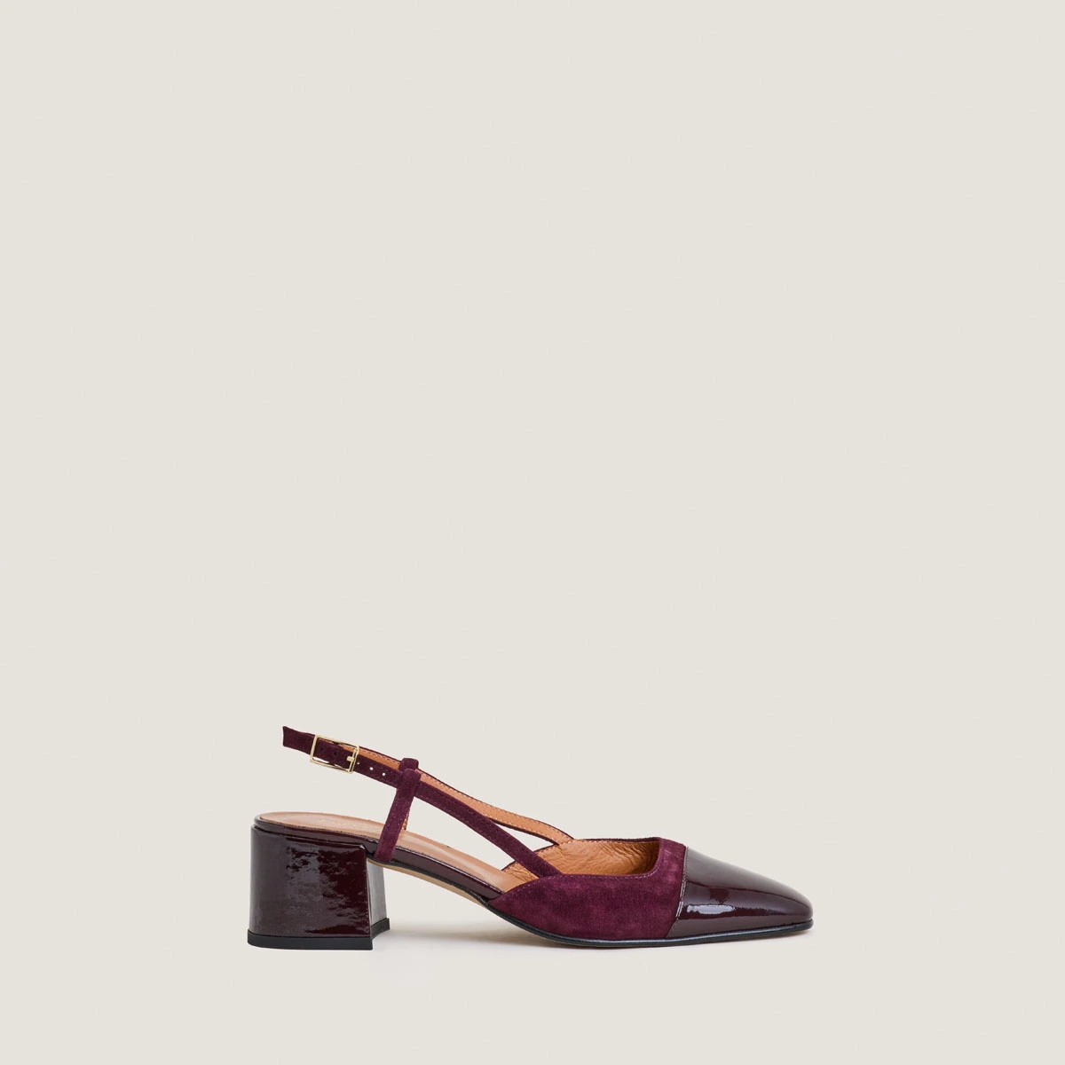 Low-heel slingbacks in burgundy patent leather and velvet | DHAPOPY
