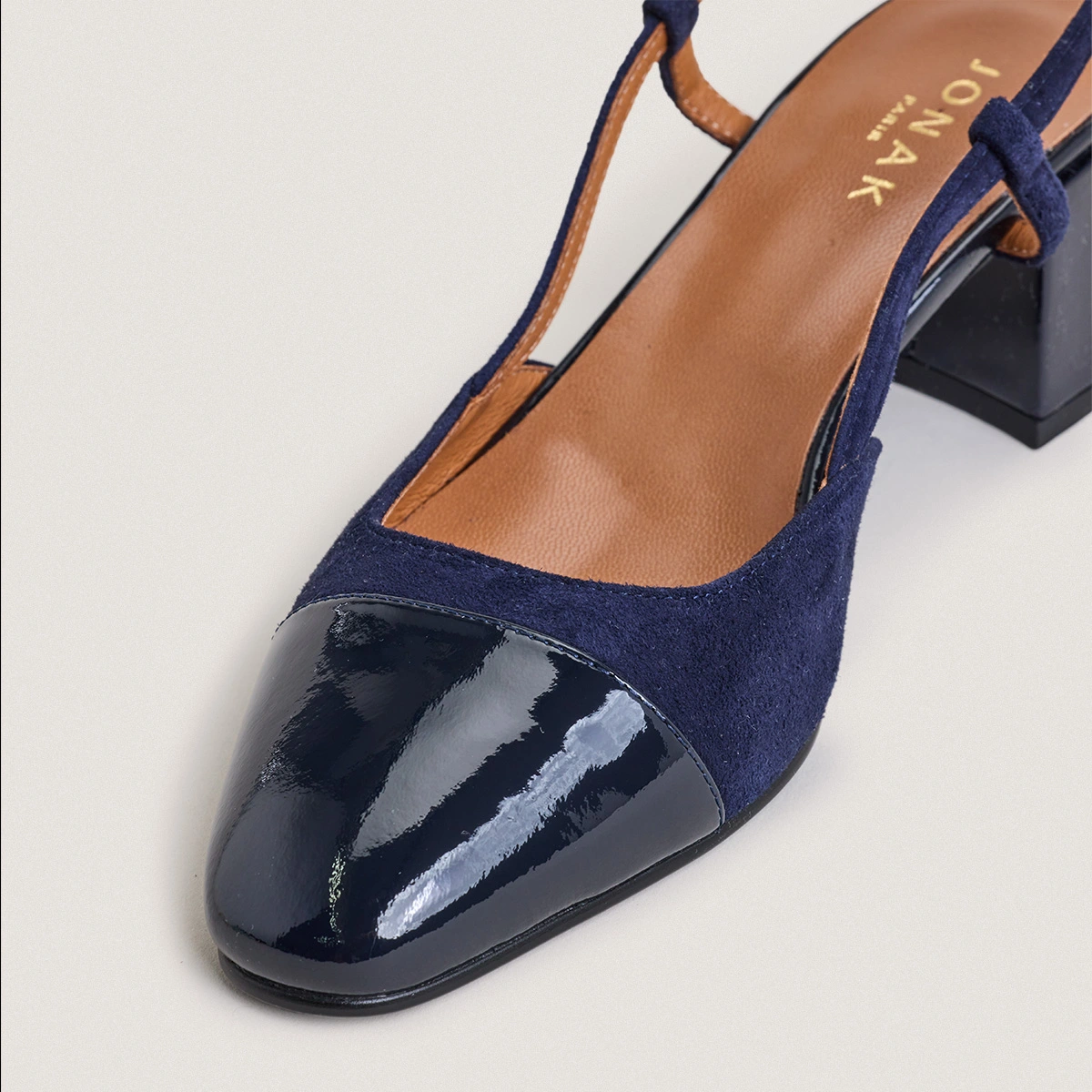 Low-heel slingbacks in navy patent leather and velvet | DHAPOPY