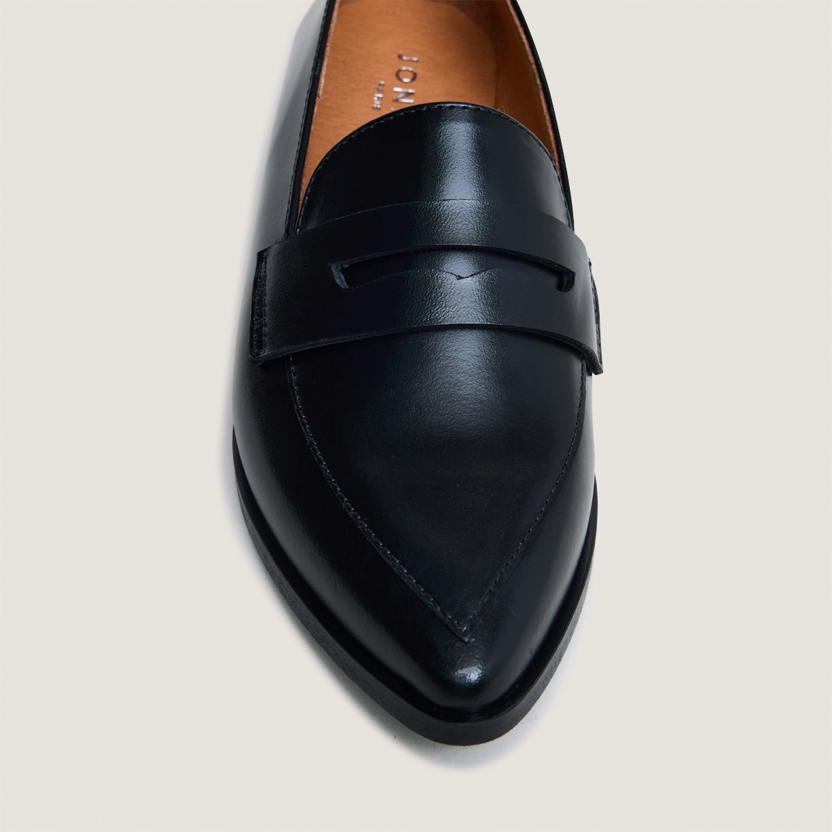 Loafers with Pointed Toes in black leather | AMIDA