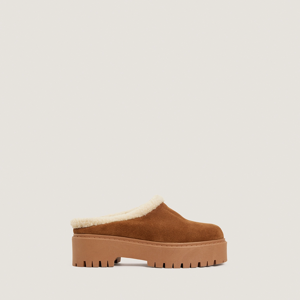 Lug sole Mules in tobacco split leather and beige fleece | RALF