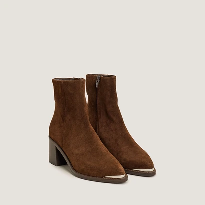 Heeled ankle boots with gold tips in brown suede | delo