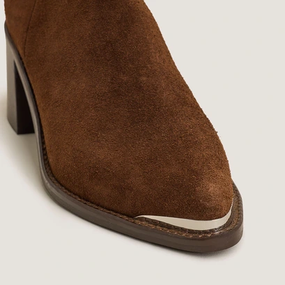 Heeled ankle boots with gold tips in brown suede | delo