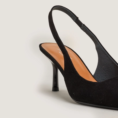 Pumps with pointed toes in black velvet | diamantine