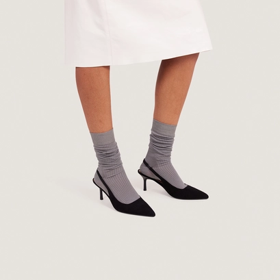 Pumps with pointed toes in black velvet | diamantine