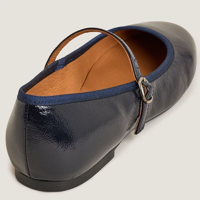 Ballet Flats with Straps in navy pleated patent leather | douceur