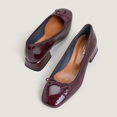 Heeled ballet flats in burgundy pleated patent leather | dybil