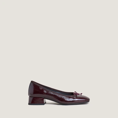 Heeled ballet flats in burgundy pleated patent leather | dybil