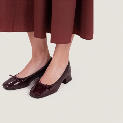 Heeled ballet flats in burgundy pleated patent leather | dybil