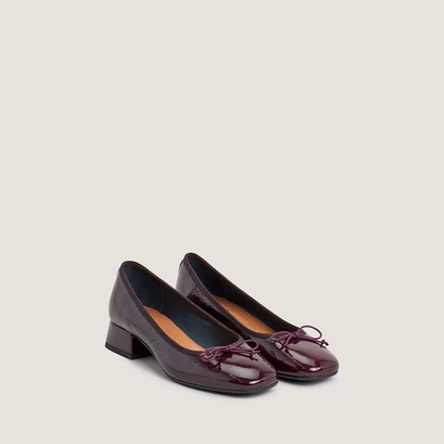 Heeled ballet flats in burgundy pleated patent leather | dybil