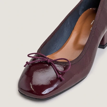 Heeled ballet flats in burgundy pleated patent leather | dybil