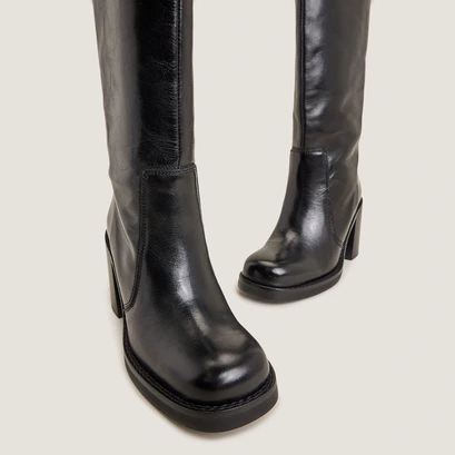 Wide square-toe boots in black leather | blim