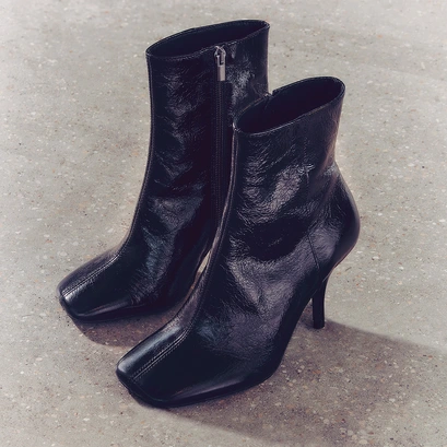 Square-toe booties with thin heels in shiny black leather | belfast