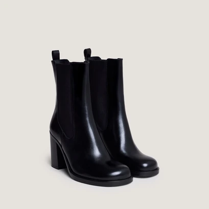 Elastic booties with rounded toes in black leather | break