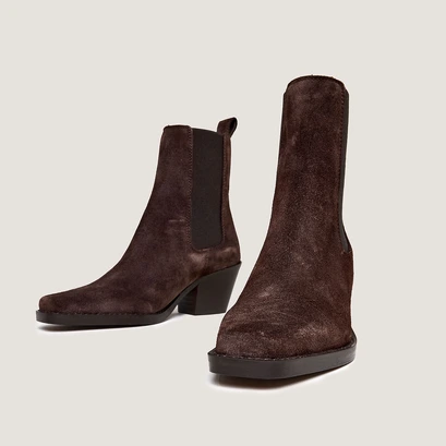 Pointed-toe ankle boots with bevelled heels in dark brown suede | boa