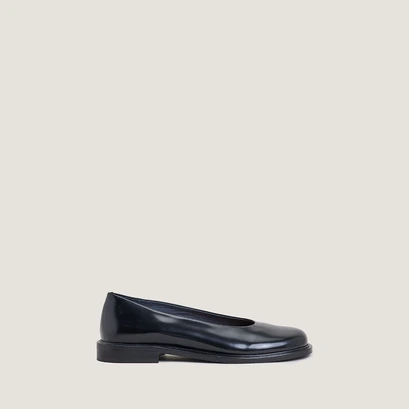Ballet flats with low heels and round toes in black glazed leather | daurelia