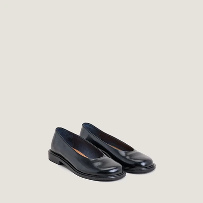 Ballet flats with low heels and round toes in black glazed leather | daurelia