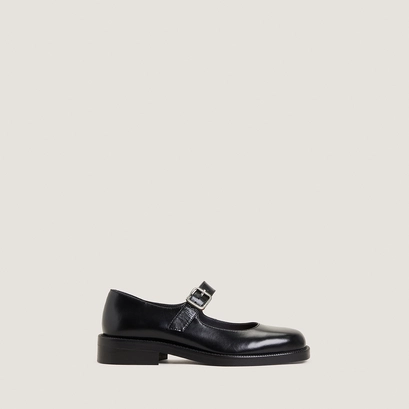 Ballet flats with straps and round toes in black leather | daz