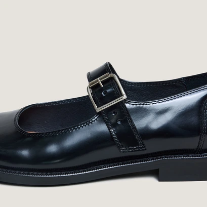 Ballet flats with straps and adjustable buckles in black glazed leather | demilie