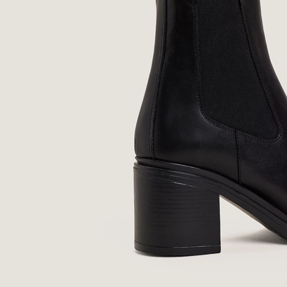 High-heeled boots in black leather | maya